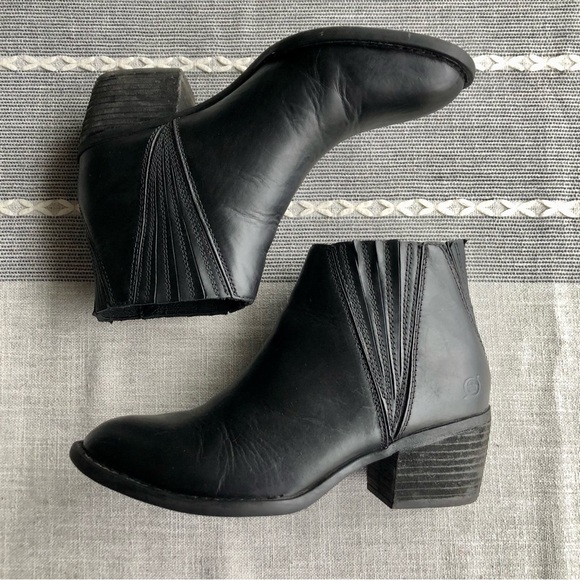 Versatile and Stylish Black Børn Sacramento Booties Leather Elastic Panels Sz 8 - Picture 6 of 10